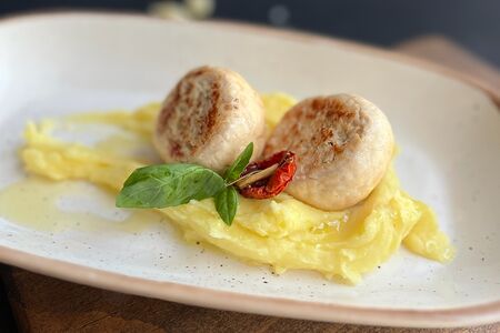 Биточки куриные с картофелем и зеленым горошком