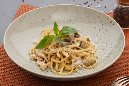 Паста с цыпленком и грибами