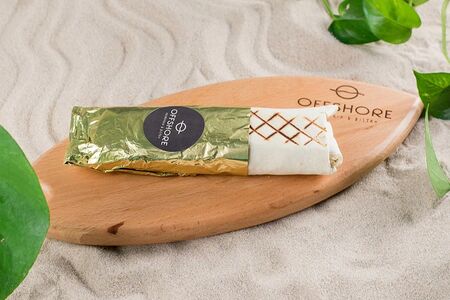 Врап с курицей, яйцом, сыром чеддер, листьями романо