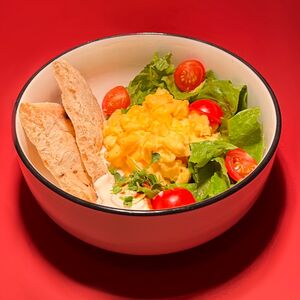 Скрэмбл с чиабаттой, черри и сливочным сыром