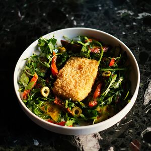 Салат с жареным сыром и печеными овощами