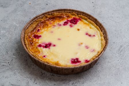 Сметанник с малиной