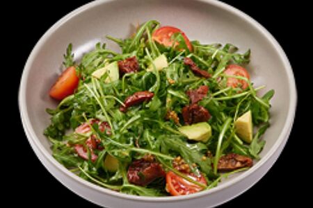 Салат с рукколой, черри и авокадо