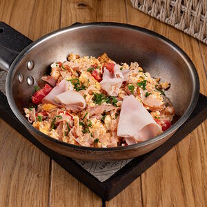 Омлет из трех яиц с тамбовским окороком и томатами