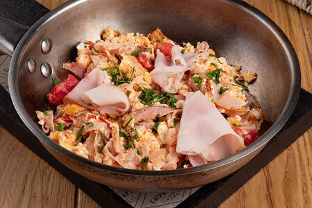 Омлет из трех яиц с тамбовским окороком и томатами