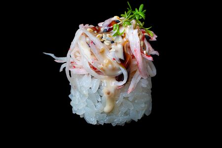 Ролл с крабом и жареным лососем 