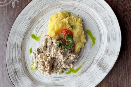 Строганов из индейки с картофельным пюре