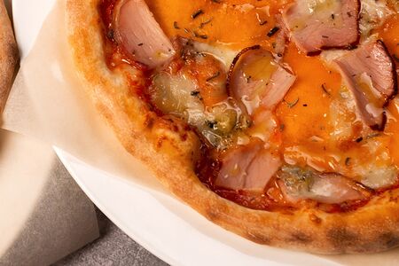 Пицца с балыком, тыквой и сыром дорблю