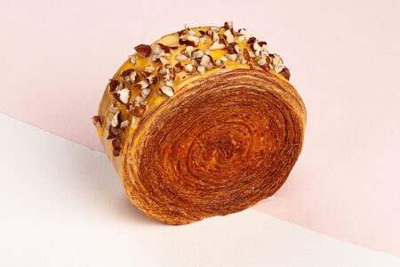 Круглый круассан с заварным кремом и пюре из маракуйи