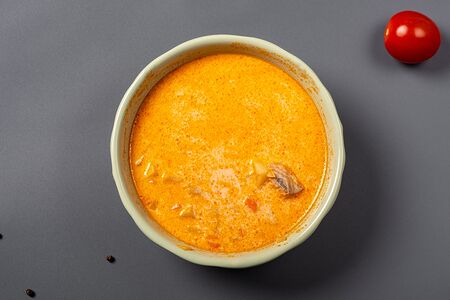 Томатно-сливочный суп с лососем и морепродуктами