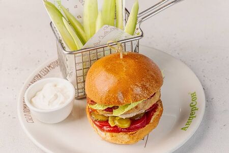 Бургер детский с котлетой из индейки и огуречными палочками
