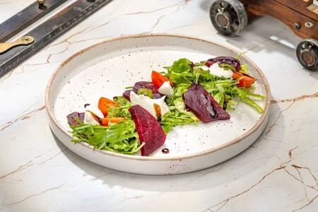 Салат с печёной свеклой и творожным сыром 