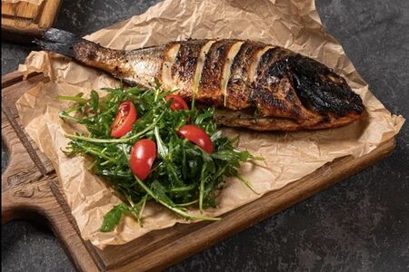 Дорадо с салатом из рукколы