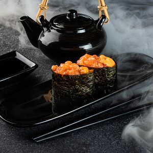 Гункан с лососем в спайси