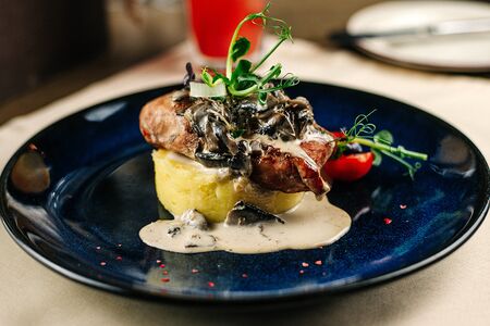 Стейк из индейки с пюре и сельдереем