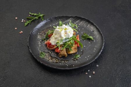 С баклажанами, сладкими томатами и сыром страчателла