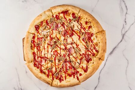 Грибная с соусом барбекю, курицей, беконом и луком 