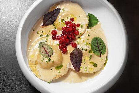 Равиоли с уткой и сливочным сыром в трюфельном соусе