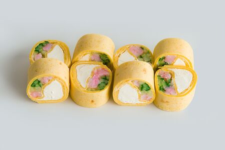 Ролл с креветкой в тортилье