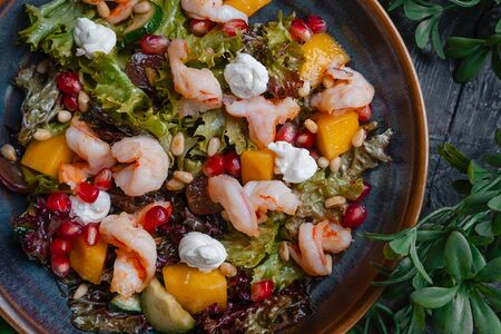 Салат с креветками, гранатом, манго и творожным сыром