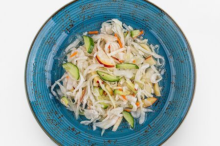 Витаминный салат с яблоком и огурцом