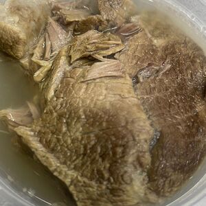 Отварная говядина в костном бульоне 