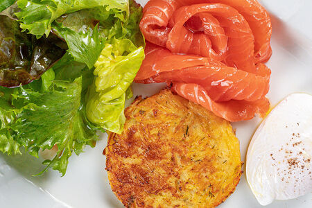 Картофельный драник с яйцом пашот и лососем