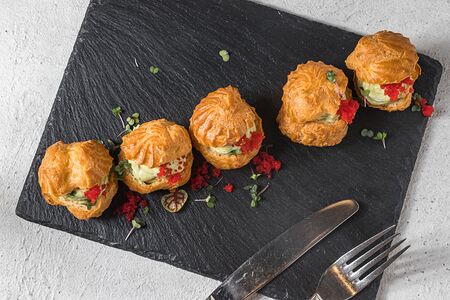 Профитроли с форелью и муссом из авокадо 