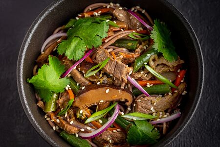Wok с говядиной в соусе чёрный перец