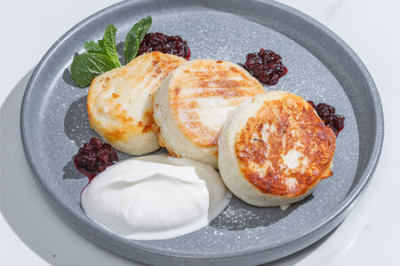 Сырники с брусничным соусом