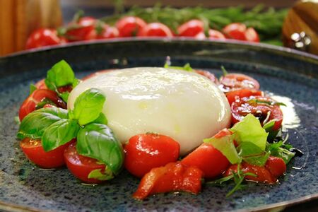 Буррата с печеным перцем и томатами