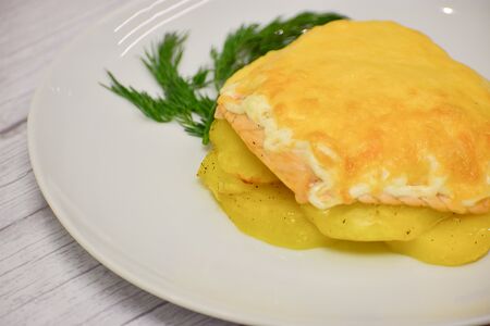 Картофель, запеченный с лососем