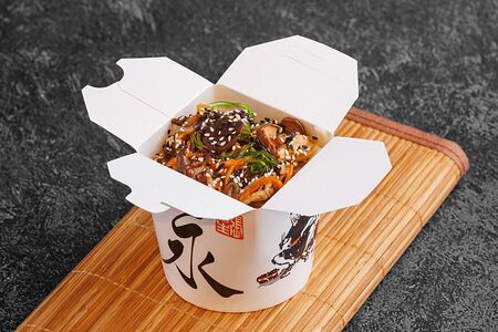 Курица с водорослями вакаме