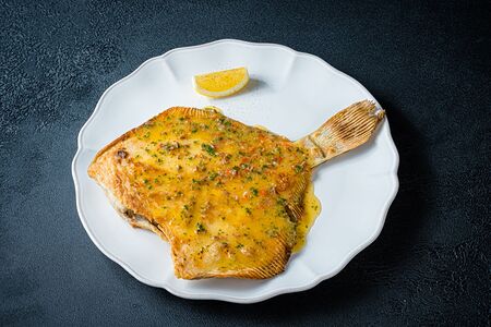 Целая камчатская камбала, жаренная на сковороде