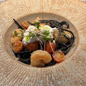 Паста с чернилами каракатицы и королевскими креветками 