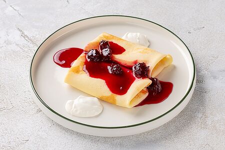 Блинчики с творогом и вишневым вареньем