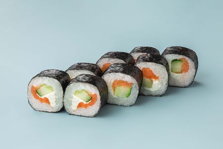 Ролл Копченый лосось со свежим огурцом