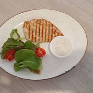 Стейк из куриного филе со сливочно-ореховым соусом