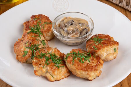 Куриные оладьи с грибным соусом