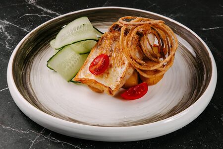 Жареное филе пеленгаса с золотистым картофелем и луковыми кольцам