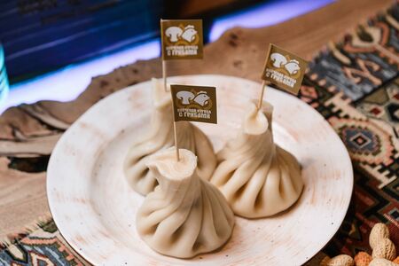 Хинкали с копченой курицей и грибами