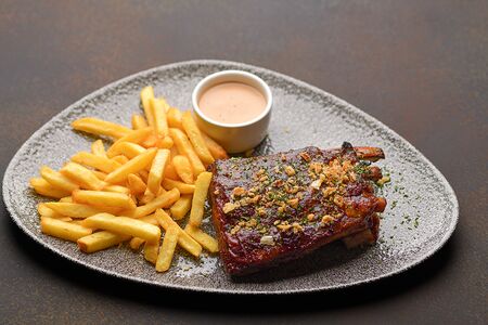 Свиные ребра BBQ с картофелем фри