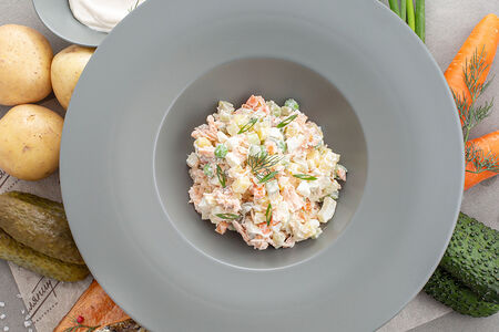 Салат с копченой форелью