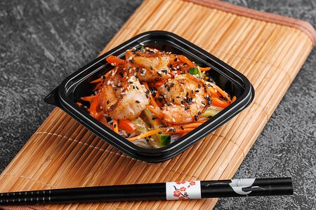 Салат с фунчозой и креветками