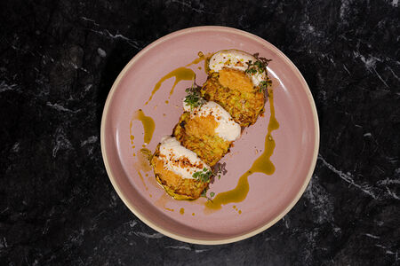 Драники из кабачка с копченой сметаной и щучьей икрой