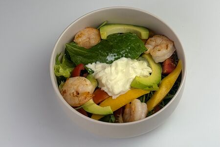 Салат с креветками, манго и страчателлой