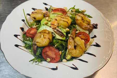 Микс-салат с креветками и авокадо