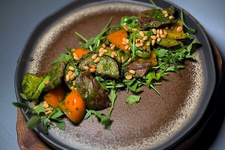 Тёплый салат с телятиной и овощами гриль