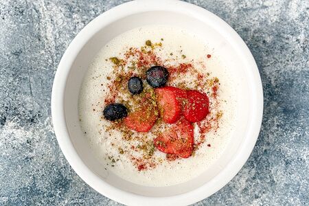 Каша овсяная на молоке с ягодами