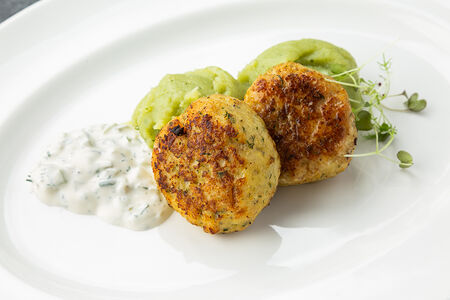 Котлеты из щуки с картофельным пюре и песто